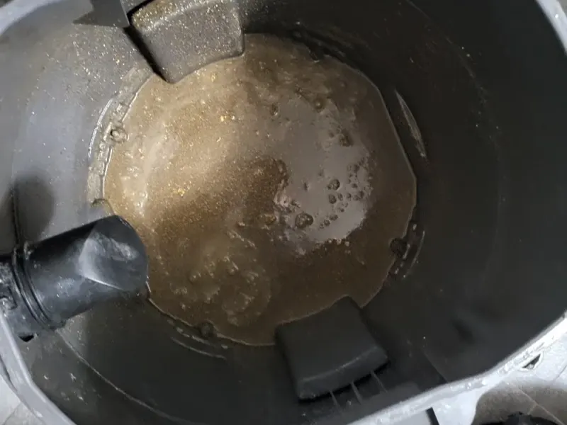 함안 석션 장비 통에 빨려 나온 오수와 찌꺼기